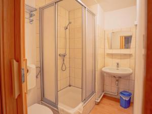 uma casa de banho com um chuveiro e um lavatório. em Haus am Lift em Itter