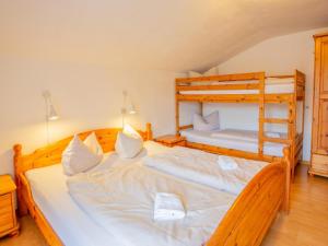 um quarto com 2 beliches e lençóis brancos em Haus am Lift em Itter