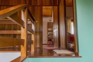 uma vista para um quarto com paredes de madeira e escadas em Alter do Chão, suite master+2 dormitórios c/A.C. paz e natureza a 100m da praia do Lago Verde e 500m da Ilha do Amor em Alter do Chão