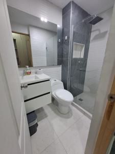 een badkamer met een toilet en een glazen douche bij Hermoso apartamento para tu disfrute y bienestar in Cartagena
