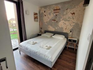 um quarto com uma cama com um mapa na parede em Villa en bois à la campagne - 20 min de Rouen em Morgny-la-Pommeraye