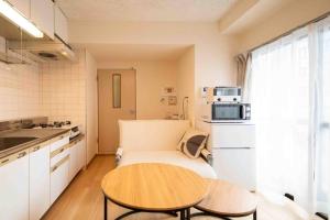 una pequeña cocina con mesa en una pequeña habitación en FIKA ASAKUSA, en Tokio
