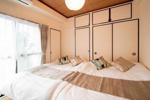 Un dormitorio con una cama grande con almohadas. en FIKA ASAKUSA, en Tokio