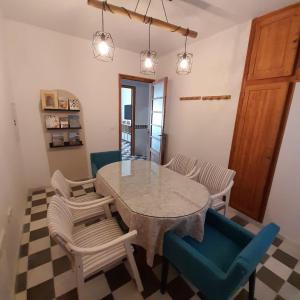 a dining room with a table and chairs at Casa Cervantes in Granada