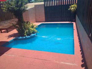 una piscina con agua azul en un patio trasero en Cabañas El Hornero en Puerto Iguazú