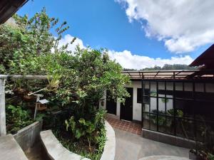 een uitzicht op een gebouw met een tuin bij Hostal Casa de Vicente in Salento
