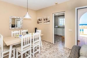 uma sala de jantar e sala de estar com mesa e cadeiras em Bellavista Mar em Arenal d'en Castell