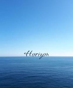 een foto van de oceaan met de woorden horizons bij Horizon in Castel San Giorgio