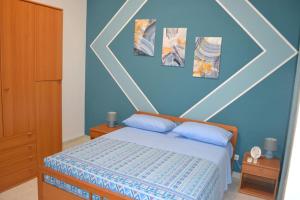 um quarto com uma cama com paredes azuis em Horizon em Castel San Giorgio
