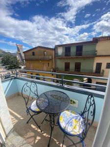 a balcony with a table and chairs on a balcony at Horizon in Castel San Giorgio