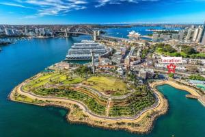 eine Luftansicht einer Stadt mit Hafen in der Unterkunft Waterfront - KING Bed Master @ Rocks Sydney #9A in Sydney