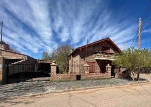 ein altes Backsteinhaus mit blauem Himmel in der Unterkunft Aires del Oeste - Casa de Descanso in Villa Unión