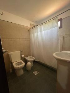 ein Badezimmer mit Toilette und Waschbecken in der Unterkunft Aires del Oeste - Casa de Descanso in Villa Unión
