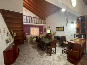 ein großes Wohnzimmer mit einem Tisch und Stühlen in der Unterkunft Aires del Oeste - Casa de Descanso in Villa Unión