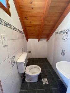 ein Badezimmer mit Toilette und Waschbecken in der Unterkunft Aires del Oeste - Casa de Descanso in Villa Unión