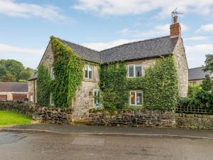 an old stone house with ivy on it at 4 Bed in Brassington 85450 in Brassington