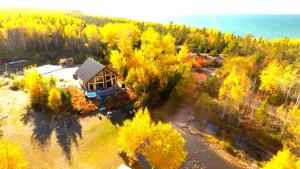 Saint-Simon-de-RimouskiにあるChalets BSLの森の中の家の空中写真
