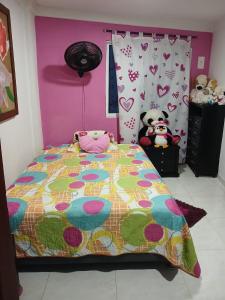 1 dormitorio con 1 cama con colcha colorida en Alojamiento festival vallenato en Valledupar