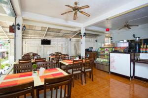 a restaurant with tables and chairs in a restaurant at Simple Life Talay & Divers Resort in Ko Tao