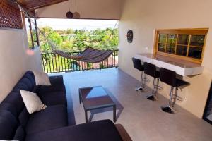 a living room with a couch and a bar at Blu House Nature & Tours in Chachagua