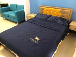 Un pat sau paturi într-o cameră la Admiral Baysuites Manila