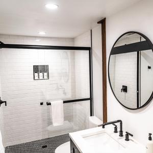 ein weißes Badezimmer mit einem Waschbecken und einem Spiegel in der Unterkunft Elesel Lodge 