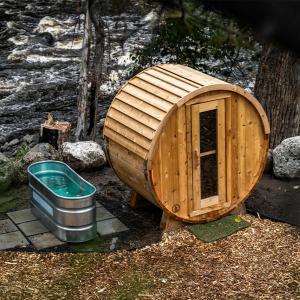 eine kleine Holzbadewanne neben einem Eimer in der Unterkunft Elesel Lodge 