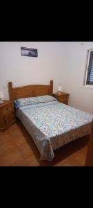 una camera con un letto e un piumone floreale di Nico La Oliva beach a La Oliva