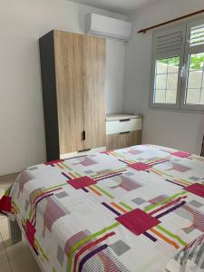 Giường trong phòng chung tại Maison de 2 chambres avec piscine partagee et wifi a Les Anses d'Arlet a 5 km de la plage