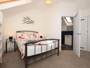 1 dormitorio con 1 cama con marco de metal en 3 Bed in Winkleigh 66043, en Winkleigh