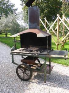 einem Grill auf einem Picknicktisch in der Unterkunft Appartement de 2 chambres avec sauna terrasse et wifi a Latresne in Latresne