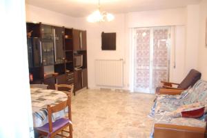 - un salon avec une table et une salle à manger dans l'établissement 2 bedrooms property at San Giovanni Lipioni, à San Giovanni Lipioni