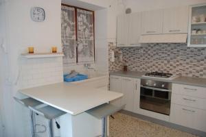 una cucina con armadi bianchi e piano di lavoro di 2 bedrooms property at San Giovanni Lipioni a San Giovanni Lipioni