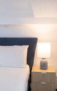 uma cama com uma mesa de cabeceira com um candeeiro em Caledonian Inn - The Stump em Port Fairy
