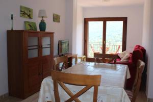 Sala de estar con mesa de comedor y TV en 2 bedrooms appartement with terrace and wifi at Capafonts, en Capafons