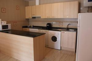 Una cocina o kitchenette en 2 bedrooms appartement with terrace and wifi at Capafonts
