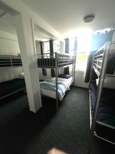 Habitación con 2 literas y ventana en K Road City Travellers en Auckland