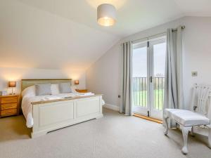 Un pat sau paturi într-o cameră la 2 Bed in Woodbridge 81441
