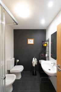 uma casa de banho com 2 WC, um lavatório e um WC. em 5 bedrooms chalet with private pool and wifi at Sao Pedro do Sul em São Pedro do Sul