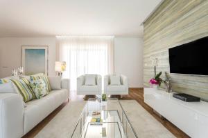 Μια τηλεόραση ή/και κέντρο ψυχαγωγίας στο Cosy Chalet in Várzea with Private Pool