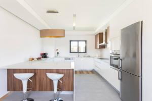 Η κουζίνα ή μικρή κουζίνα στο Cosy Chalet in Várzea with Private Pool