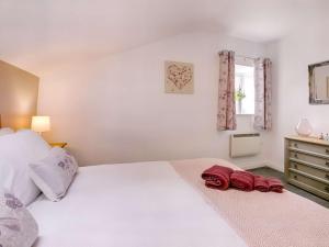1 dormitorio con 1 cama blanca grande y vestidor en 1 Bed in Holmfirth 88554, en Holmfirth