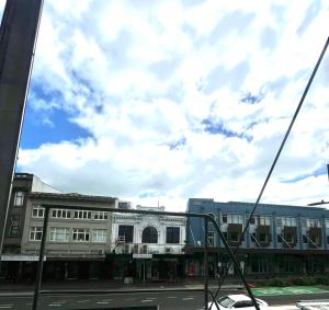 vista da un autobus di una strada con edifici di K Road City Travellers ad Auckland