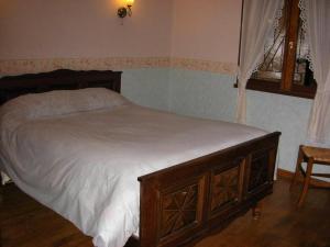 Säng eller sängar i ett rum på Villa de 3 chambres avec piscine privee terrasse et wifi a Landorthe