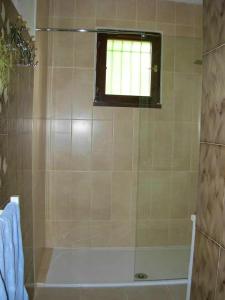 uma casa de banho com um chuveiro e uma janela em Villa de 3 chambres avec piscine privee terrasse et wifi a Landorthe em Landorthe