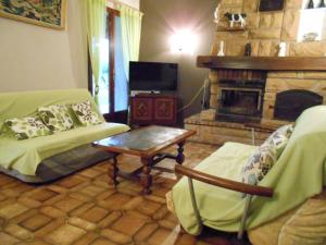 uma sala de estar com um sofá e uma lareira em Villa de 3 chambres avec piscine privee terrasse et wifi a Landorthe em Landorthe