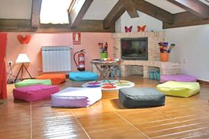 sala de estar con almohadas coloridas en el suelo en 5 bedrooms house with terrace and wifi at Aldehuela Sepulveda, en Hinojosas del Cerro