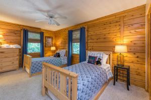 - une chambre avec 2 lits et des murs en bois dans l'établissement Sterling Retreat Pet Friendly, Hot Tub & Mountain Views!, à Black Mountain