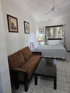 Ένα ή περισσότερα κρεβάτια σε δωμάτιο στο Roots Cafe Rooms