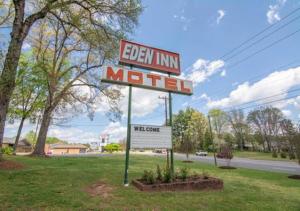 ein Schild für ein Motel am Straßenrand in der Unterkunft EDEN INN in Eden